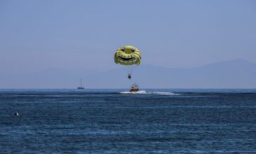 Σύβοτα: Συγκλονίζει ο σύντροφος της 62χρονης – «Για 15 δευτερόλεπτα παιδευόταν με τα κύματα»