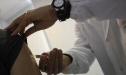 Συνδυαστικό εμβόλιο κατά του κορονοϊού και της γρίπης ετοιμάζουν Pfizer-BioNTech