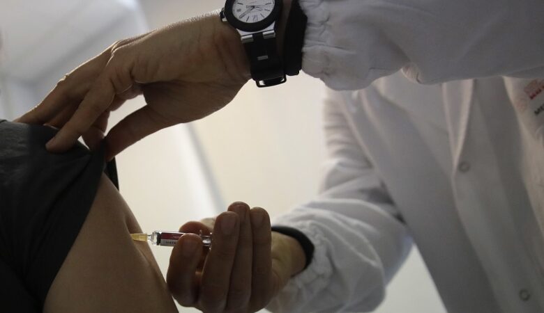 Συνδυαστικό εμβόλιο κατά του κορονοϊού και της γρίπης ετοιμάζουν Pfizer-BioNTech