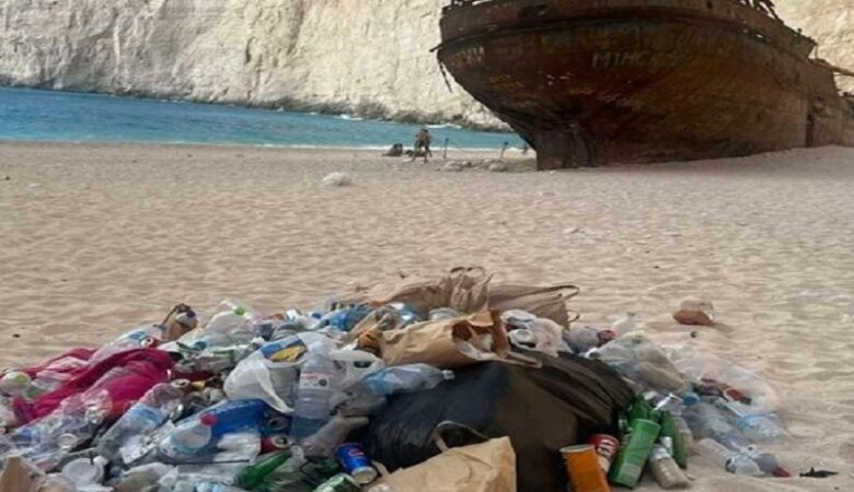 Ζάκυνθος: «Μπαλάκι» οι ευθύνες για την καθαριότητα στην παραλία Ναυάγιο