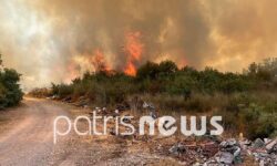 Ηλεία: «Μάχη» με δύο πύρινα μέτωπα στην Σπιάτζα – Η στιγμή που οι φλόγες «αγκάλιασαν» πυροσβεστικό όχημα