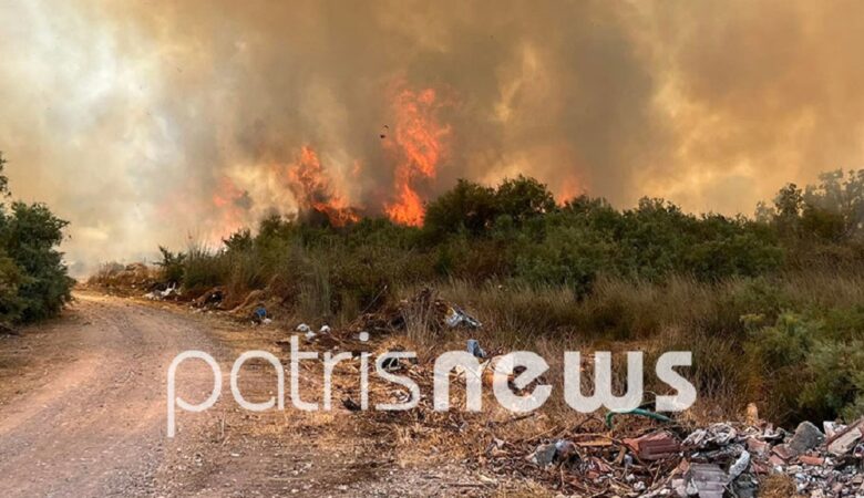 Ηλεία: «Μάχη» με δύο πύρινα μέτωπα στην Σπιάτζα – Η στιγμή που οι φλόγες «αγκάλιασαν» πυροσβεστικό όχημα