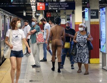 Νέα Υόρκη: Μπήκε στον σταθμό του Μετρό φορώντας μόνο τις… κάλτσες του – Δείτε φωτογραφίες