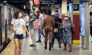 Νέα Υόρκη: Μπήκε στον σταθμό του Μετρό φορώντας μόνο τις… κάλτσες του – Δείτε φωτογραφίες