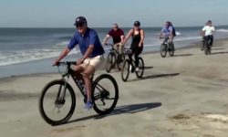 ΗΠΑ: Βόλτα του Τζο Μπάιντεν με ποδήλατο στην Καρολίνα