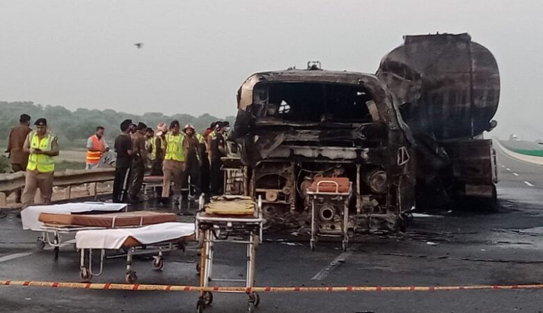 Τραγωδία στο Πακιστάν: Λεωφορείο συγκρούστηκε με βυτίο καυσίμων – Τουλάχιστον 20 νεκροί