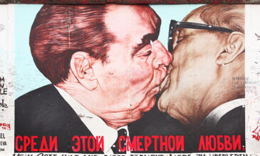 Πέθανε ο Ρώσος ζωγράφος με το διάσημο γκράφιτι στο Τείχος του Βερολίνου