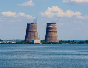 Η Ρωσία κατηγορεί την Ουκρανία ότι έπληξε τον θόλο πάνω από απενεργοποιημένο αντιδραστήρα στον πυρηνικό σταθμό της Ζαπορίζια
