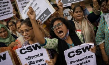 Ινδία: Ελεύθεροι 11 άνδρες που είχαν βιάσει ομαδικά μια έγκυο κοπέλα το 2002