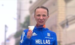 Αντιγόνη Ντρισμπιώτη: Τραγούδησε δακρυσμένη τον Εθνικό Ύμνο στην απονομή του χρυσού μεταλλίου