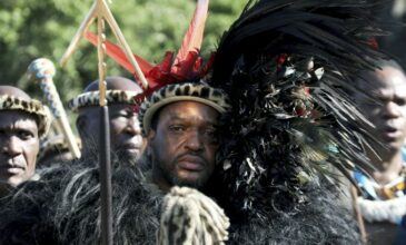 Νότια Αφρική: Αυτός είναι ο νέος βασιλιάς των Ζουλού – Mεγαλοπρεπής η στέψη του