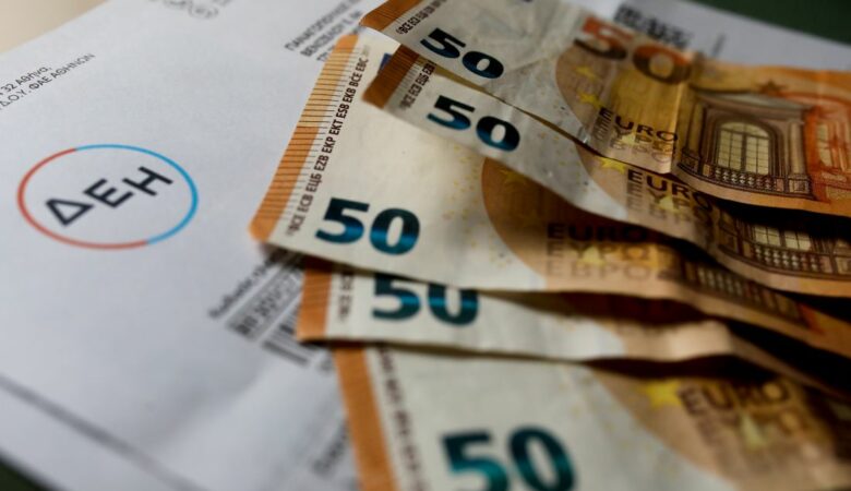ΓΣΕΕ: Σχεδόν δύο μισθούς πληρώνουν οι Έλληνες το χρόνο για ηλεκτρικό ρεύμα