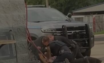 ΗΠΑ: Αστυνομικοί χτυπούν άγρια ακινητοποιημένο άντρα στο Άρκανσο – Δείτε το βίντεο