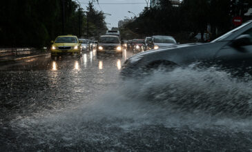 Κακοκαιρία στην Αθήνα: Διακοπή κυκλοφορίας στις πλημμυρισμένες λεωφόρους Βουλιαγμένης και Ποσειδώνος