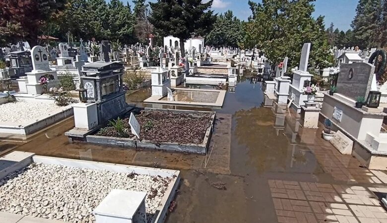 Εικόνες σοκ στην Πτολεμαϊδα: Πλημμύρισαν οι τάφοι από την κακοκαιρία – Δείτε βίντεο