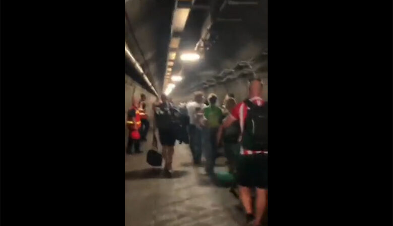 Εκατοντάδες επιβάτες τρένου έμειναν εγκλωβισμένοι στη σήραγγα της Μάγχης