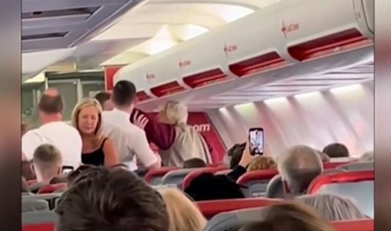 Χαμός σε πτήση για Ρόδο: Ηλικιωμένη χαστούκισε αεροσυνοδό για απίθανο λόγο