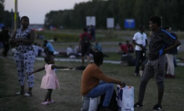 Ολλανδία: Εκατοντάδες αιτούντες άσυλο κοιμούνται έξω εν μέσω διαδηλώσεων υπέρ και εναντίον τους