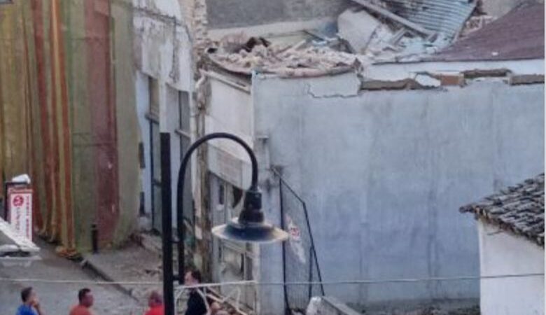 Τρόμος στον Τύρναβο: Από… θαύμα γλίτωσαν την τραγωδία σε κατάρρευση σκεπής κτιρίου
