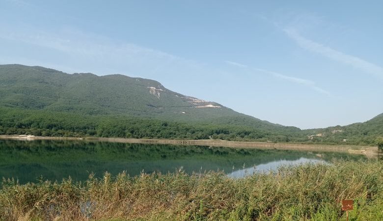 Ιωάννινα: Η εντυπωσιακή «μυστική» λίμνη Ζαραβίνα στο Πωγώνι – Ο πυθμένας έχει σχήμα κωνικό