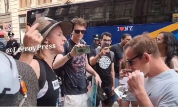 ΗΠΑ – Νέα Υόρκη: Viral βίντεο με άνδρα που τρώει κεμπάμπ ενώ του φωνάζουν ακτιβιστές για τα δικαιώματα των ζώων
