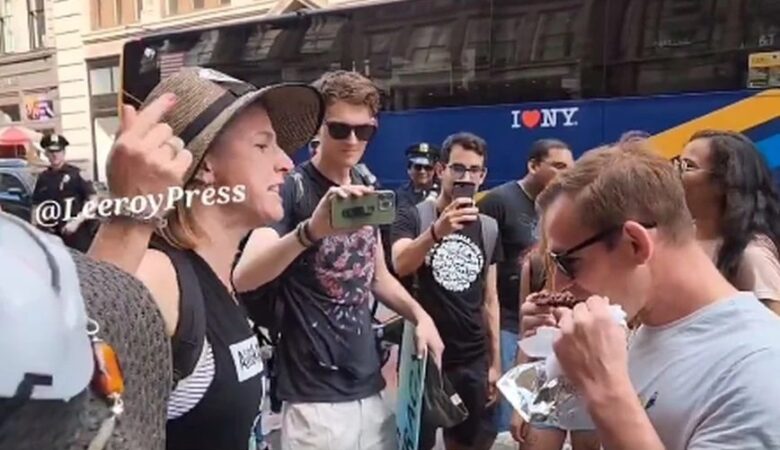 ΗΠΑ – Νέα Υόρκη: Viral βίντεο με άνδρα που τρώει κεμπάμπ ενώ του φωνάζουν ακτιβιστές για τα δικαιώματα των ζώων
