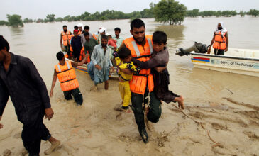 «Βούλιαξε» το Πακιστάν από τις πλημμύρες – Δραματική έκκληση του πρωθυπουργού