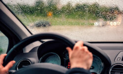 Οι συμβουλές για ασφαλή οδήγηση στη βροχή