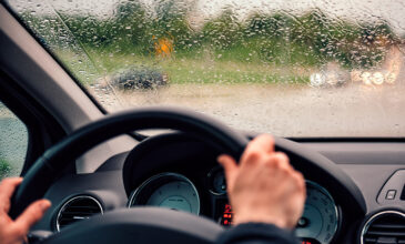 Οι συμβουλές για ασφαλή οδήγηση στη βροχή