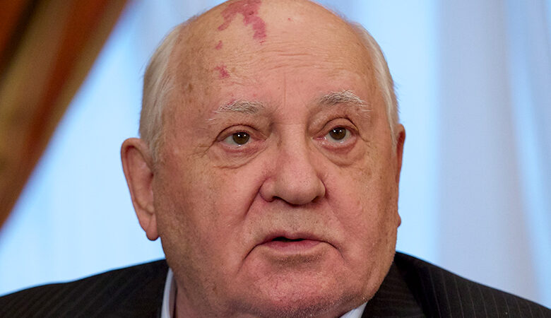 Λεχ Βαλέσα για Γκορμπατσόφ: Έπαιξε θετικό ρόλο, αλλά υποχρεώθηκε να το κάνει καθώς ο κομμουνισμός κατέρρεε