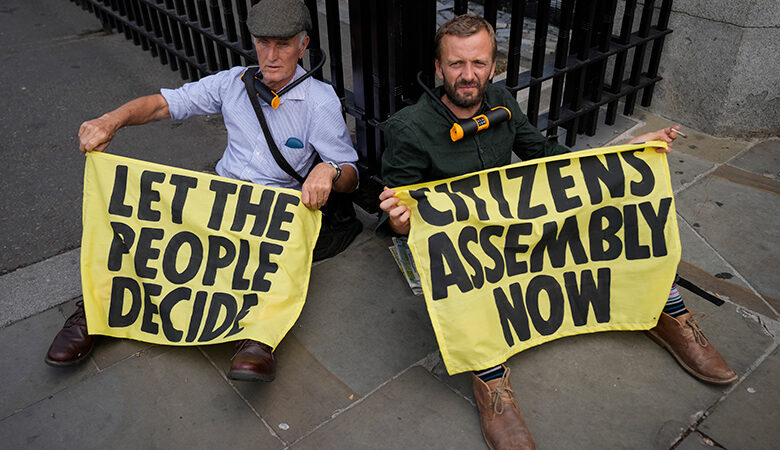 Βρετανία: Ακτιβιστές μπήκαν στη Βουλή των Κοινοτήτων και «κόλλησαν» στο έδρανο του προέδρου