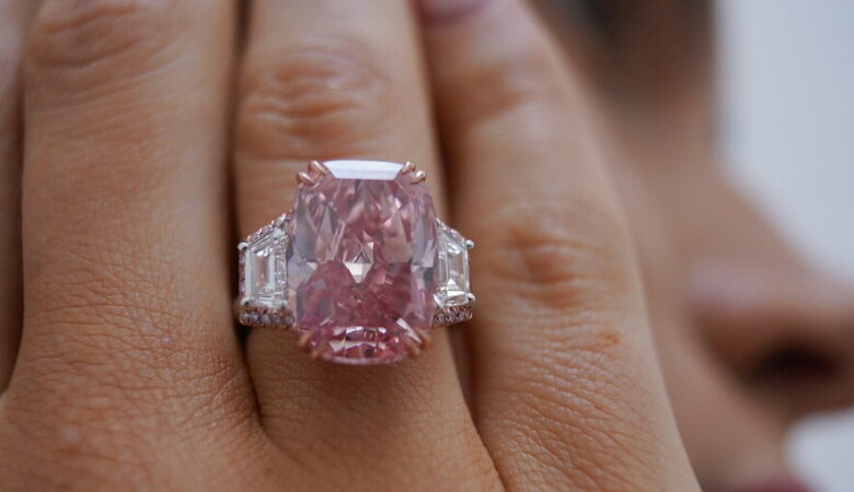 Sotheby’s: Ένα εκθαμβωτικό ροζ διαμάντι αναμένεται να κάνει νέο ρεκόρ σε δημοπρασία