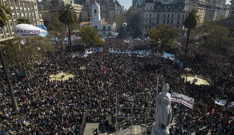 Αργεντινή: Μαζικές συγκεντρώσεις υπέρ της αντιπροέδρου Κίρσνερ μετά την απόπειρα δολοφονίας της