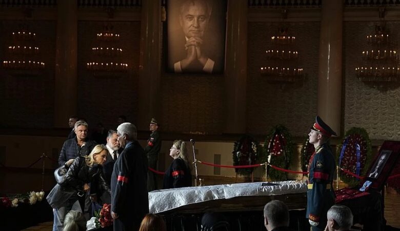 Μιχαήλ Γκορμπατσόφ: Οι Ρώσοι αποχαιρετούν τον τελευταίο ηγέτη της Σοβιετικής Ένωσης
