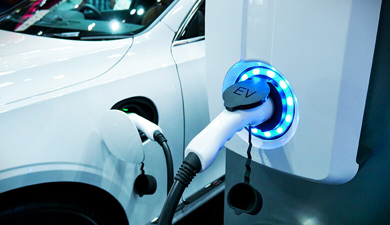 Ηλεκτρικά αυτοκίνητα: Επιστήμονες βρήκαν τη λύση για τη γρήγορη φόρτιση των μπαταριών