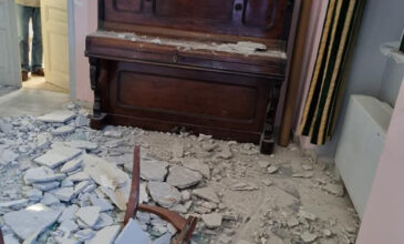 Σάμος: Κατέρρευσε η οροφή του δημαρχείου 5 μέρες μετά τον διπλό σεισμό – Δείτε φωτογραφίες