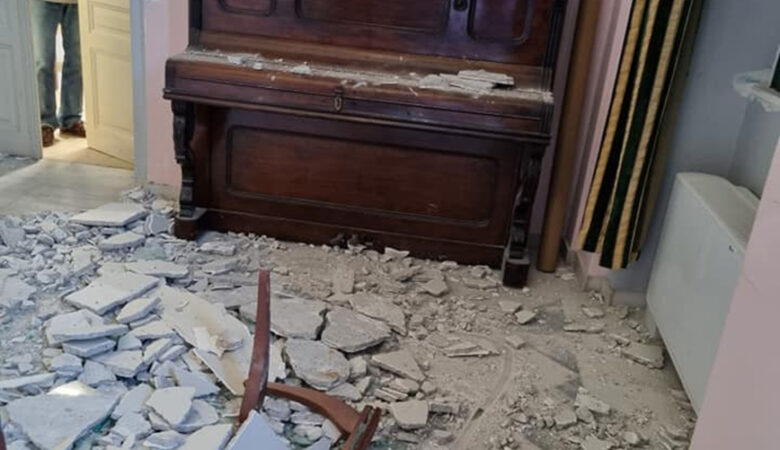 Σάμος: Κατέρρευσε η οροφή του δημαρχείου 5 μέρες μετά τον διπλό σεισμό – Δείτε φωτογραφίες