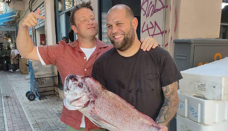Ο Θεσσαλονικιός ψαράς που «έμαθε» φιλετάρισμα στον διεθνούς φήμης σεφ Jamie Oliver
