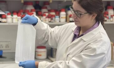 Επιστήμονες ανέπτυξαν πλαστική μεμβράνη που μπορεί να σκοτώσει ιούς όπως ο κορονοϊός