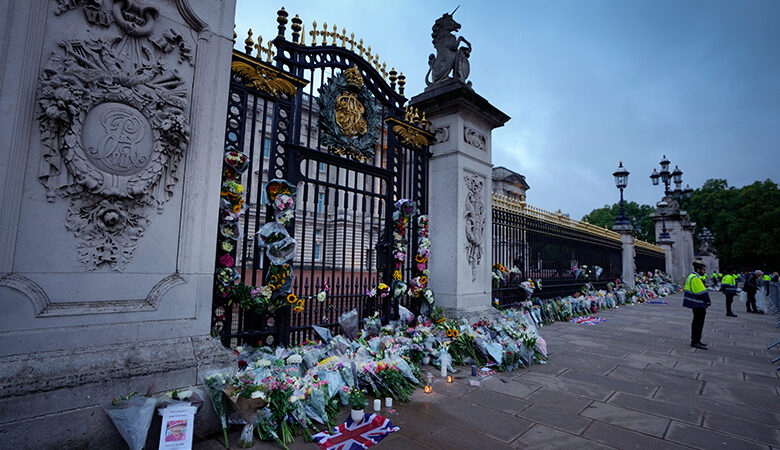 Εθνικό πένθος στη Μεγάλη Βρετανία: 96 κανονιοβολισμοί, ένας για κάθε έτος της ζωής της βασίλισσας Ελισάβετ