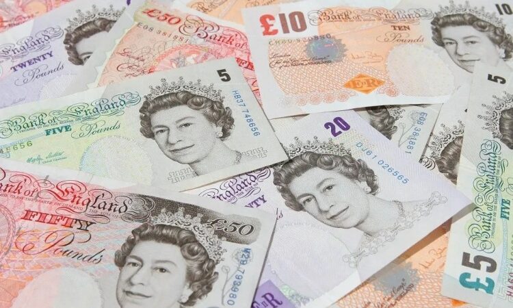 Το κόλπο της χρονιάς: Μ’ ένα χαρτονόμισμα των 50 λιρών θα βγάλει 10.000