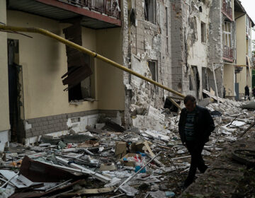 Τουλάχιστον τέσσερις άμαχοι σκοτώθηκαν από ρωσικούς βομβαρδισμούς στο Χάρκοβο