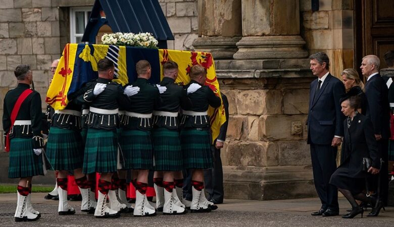 Βασίλισσα Ελισάβετ: Στο Εδιμβούργο η σορός της για λαϊκό προσκύνημα – Τι θα ακολουθήσει