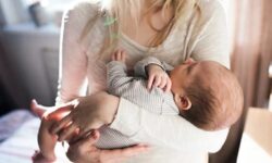 Πώς θα καταφέρετε να κάνετε το μωρό σας να σταματήσει να κλαίει τα βράδια