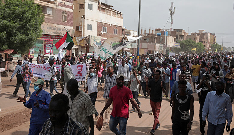 Χιλιάδες Σουδανοί διαμαρτύρονται κατά της στρατιωτικής χούντας