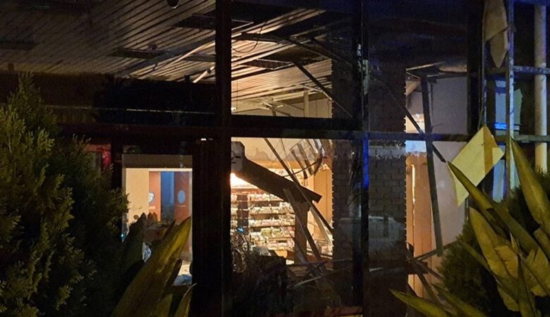 Βριλήσσια: Ανατίναξαν ΑΤΜ στην είσοδο σούπερ μάρκετ και τα έκαναν όλα γης Μαδιάμ – Απίστευτες εικόνες καταστροφής