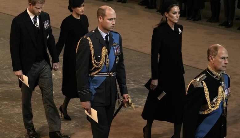 Βρετανία: Οι πρίγκιπες Ουίλιαμ και Χάρι ακολούθησαν το φέρετρο της βασίλισσας 25 χρόνια μετά εκείνο με την μητέρα τους