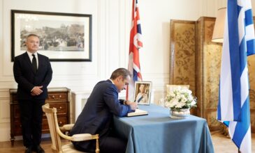 Μητσοτάκης: Υπέγραψε στο βιβλίο συλλυπητηρίων της βρετανικής πρεσβείας για την απώλεια της βασίλισσας Ελισάβετ Β’