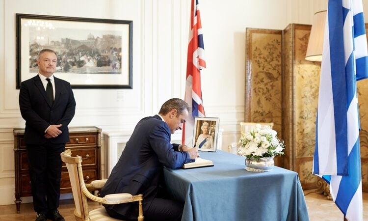 Μητσοτάκης: Υπέγραψε στο βιβλίο συλλυπητηρίων της βρετανικής πρεσβείας για την απώλεια της βασίλισσας Ελισάβετ Β’