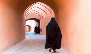 Καθηλώνει η Γιασμίν Αλιζάντε: «Για να χειρουργηθεί μια γυναίκα στο Ιράν, πρέπει να υπογράψει ο άντρας της»